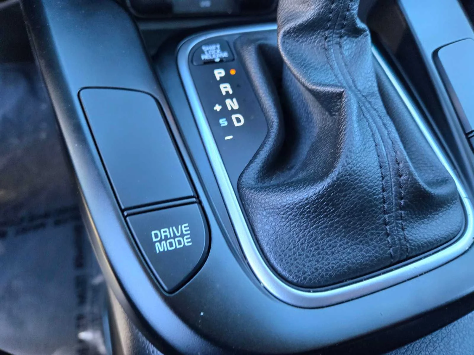 Used 2025  Kia LX image 29