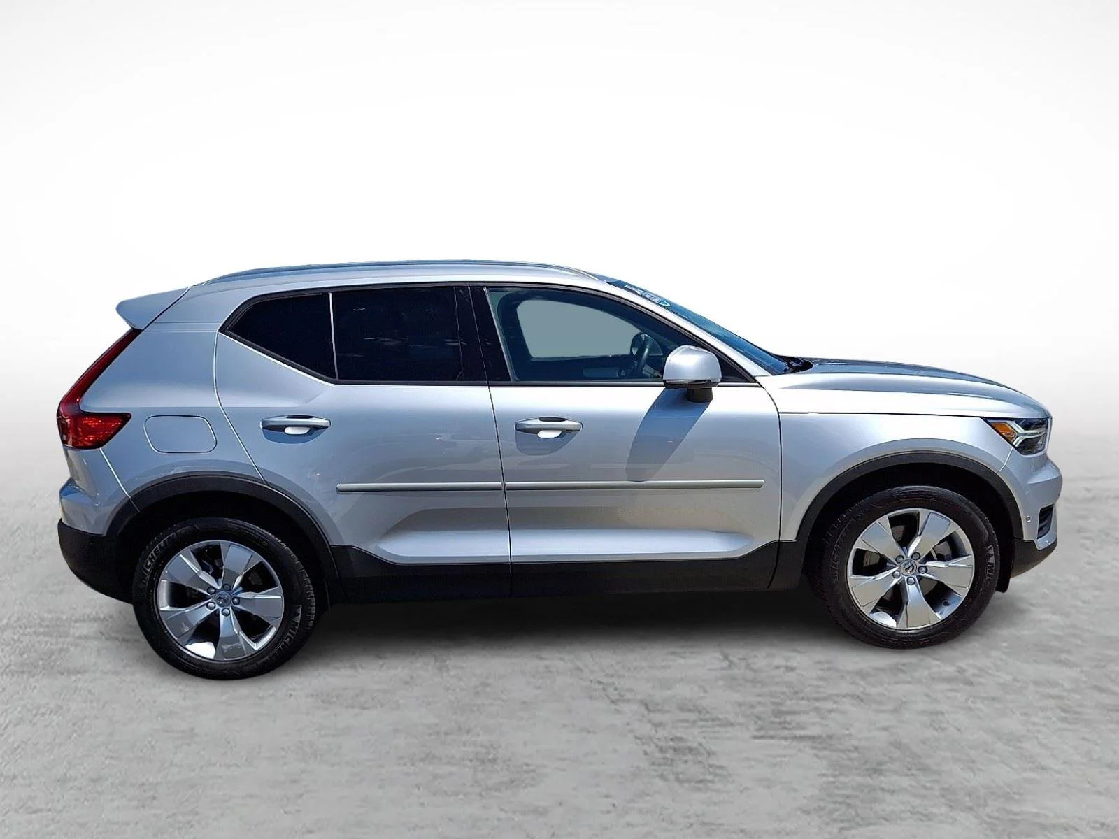 Used 2019 Bright Silver Metallic Volvo Momentum image 7