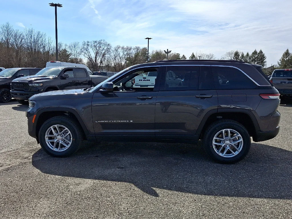 New 2026 Baltic Gray Metallic Clear-Coat Exterior Paint Jeep Laredo X image 5
