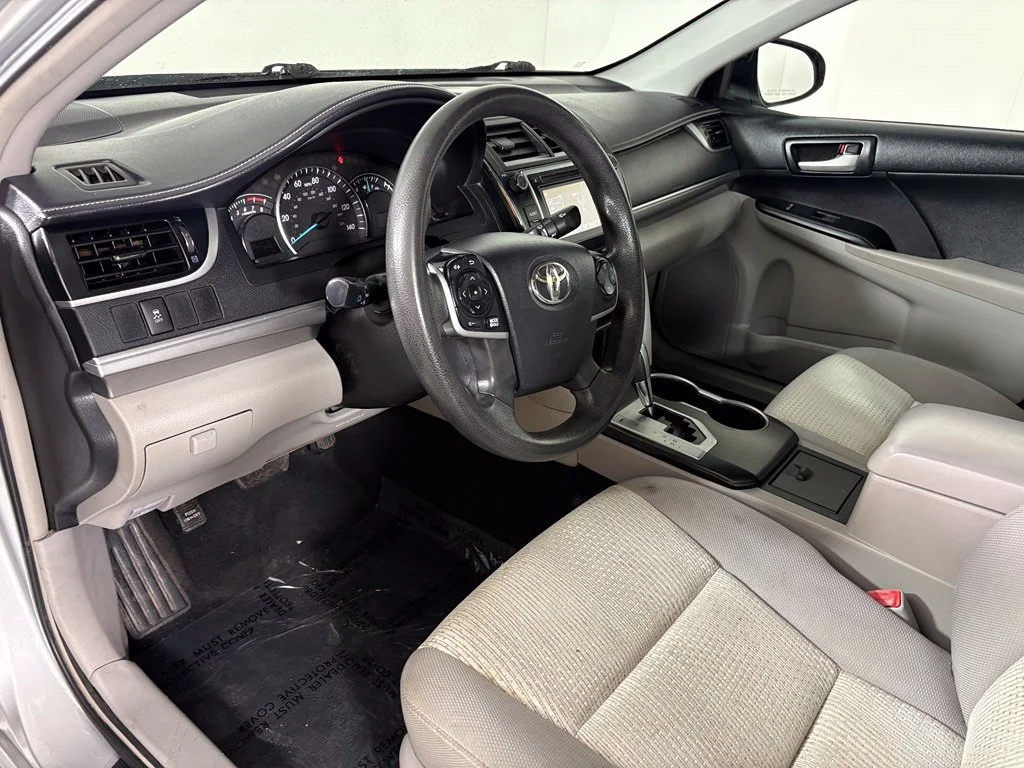 Used 2014 Silver Toyota LE image 15