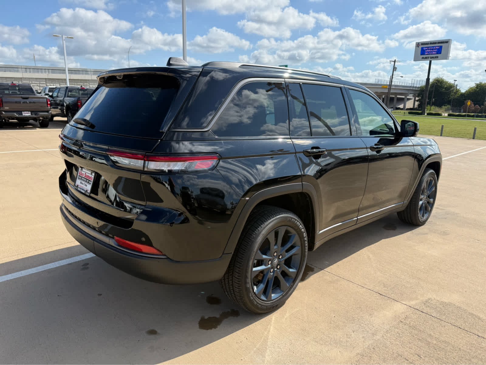 New 2026 Diamond Black Crystal Pearl-Coat Exterior Paint Jeep 85th Anniversary Edition image 6