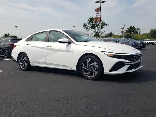 Used 2025 White Hyundai SEL Convenience image 3