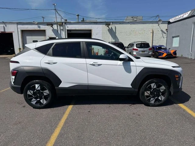 Used 2025 White Hyundai SEL image 8