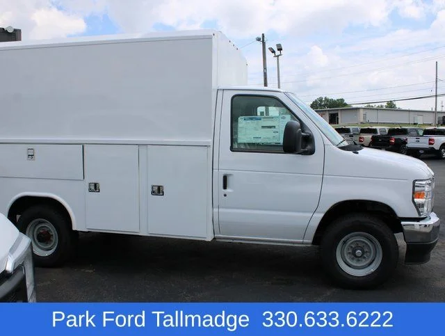 New 2026 Oxford White Ford Base image 6