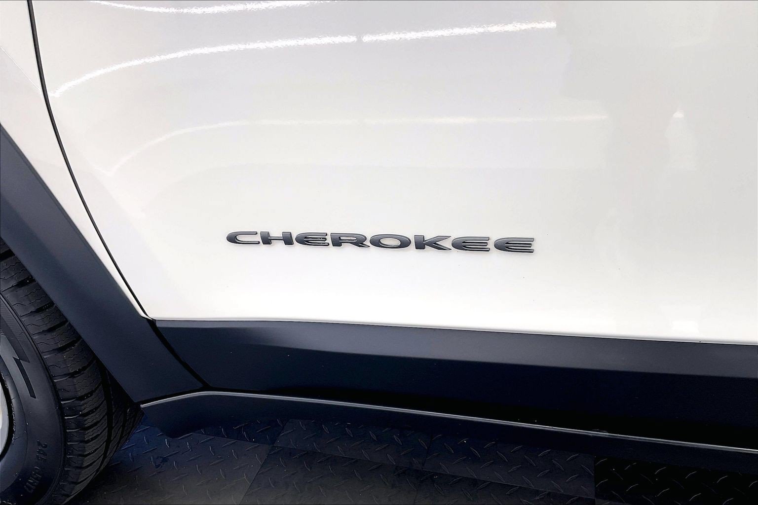 Used 2019 Pearl White Pearlcoat Jeep Trailhawk image 31