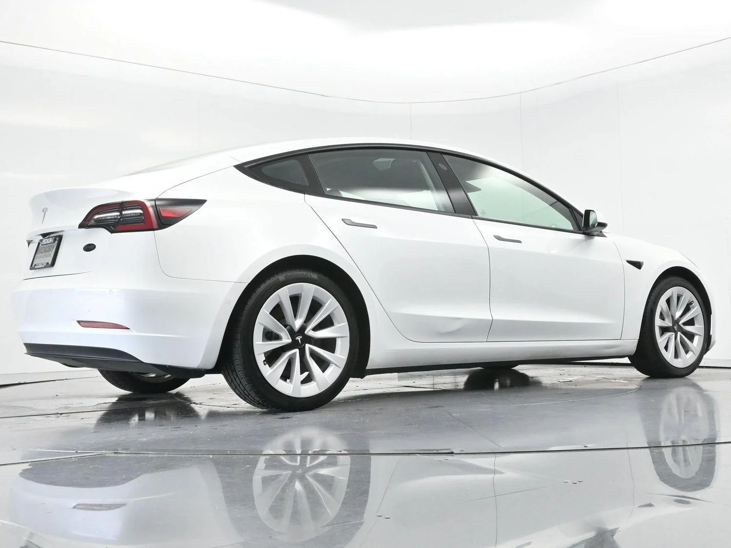 Used 2022 Pearl White Multi-Coat Tesla Base image 40