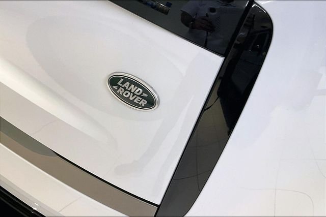 Used 2023 White Land Rover SE image 26