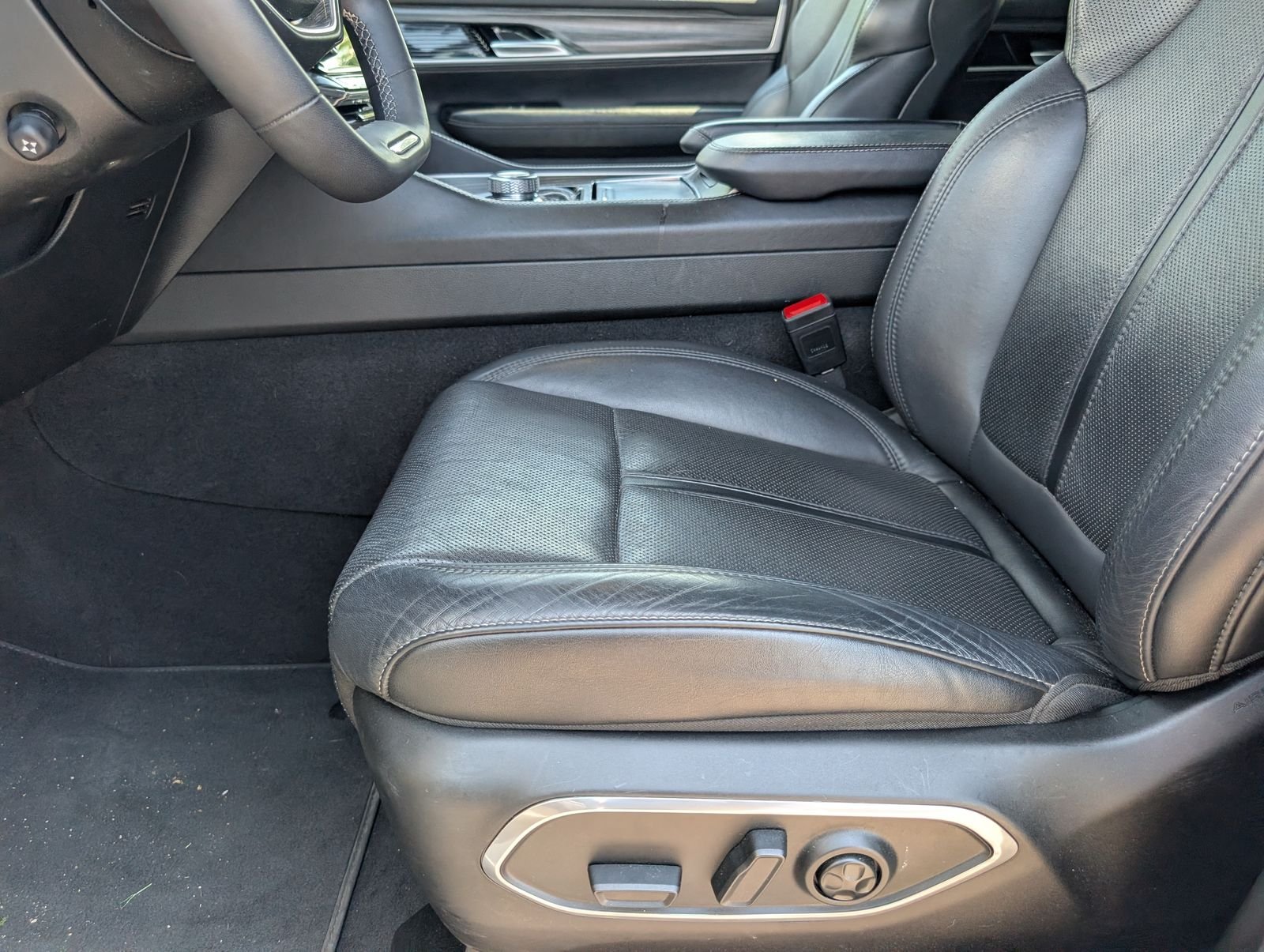 Used 2024 White Jeep Series II image 7