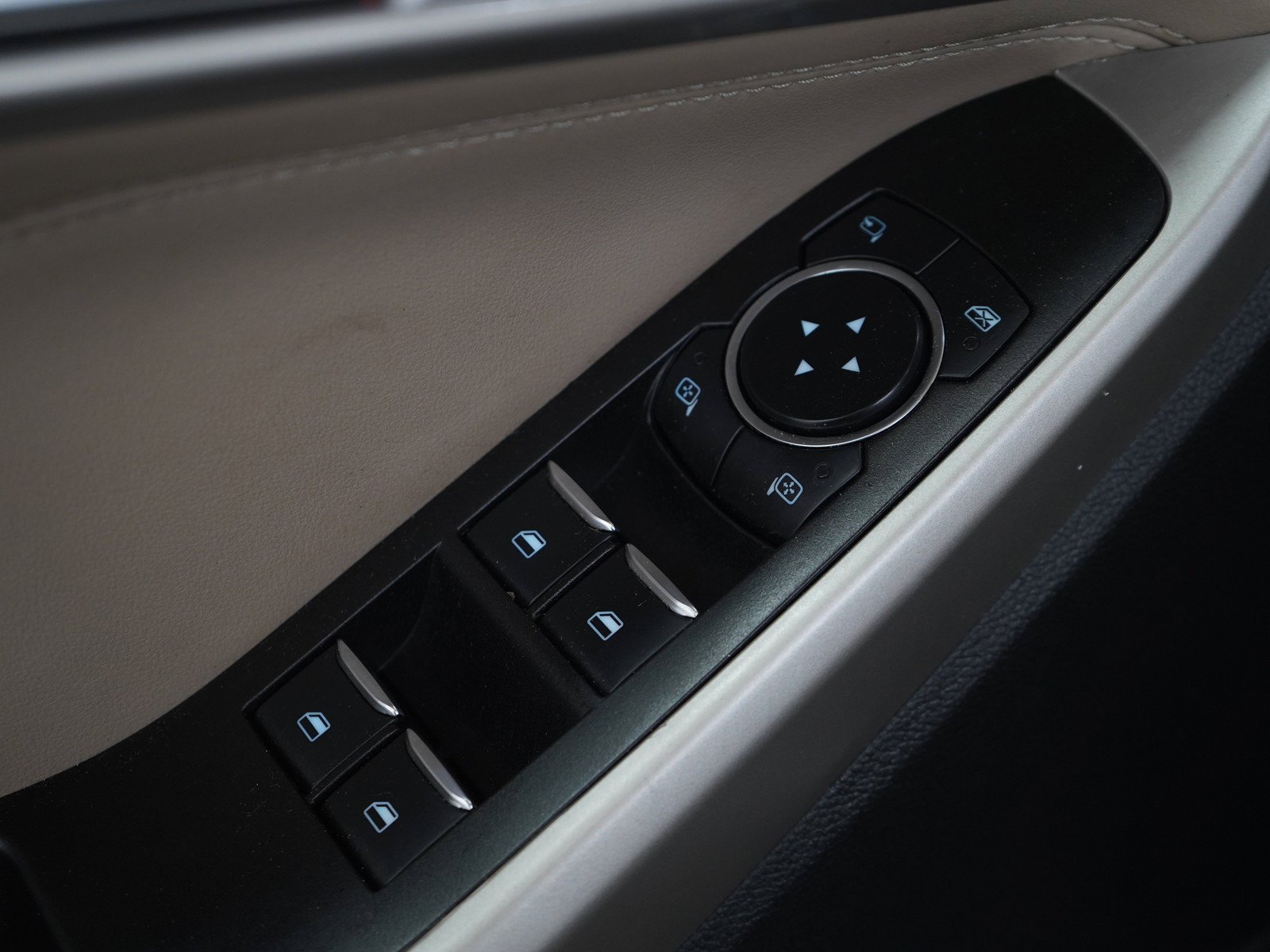 Used 2022  Ford Limited image 22