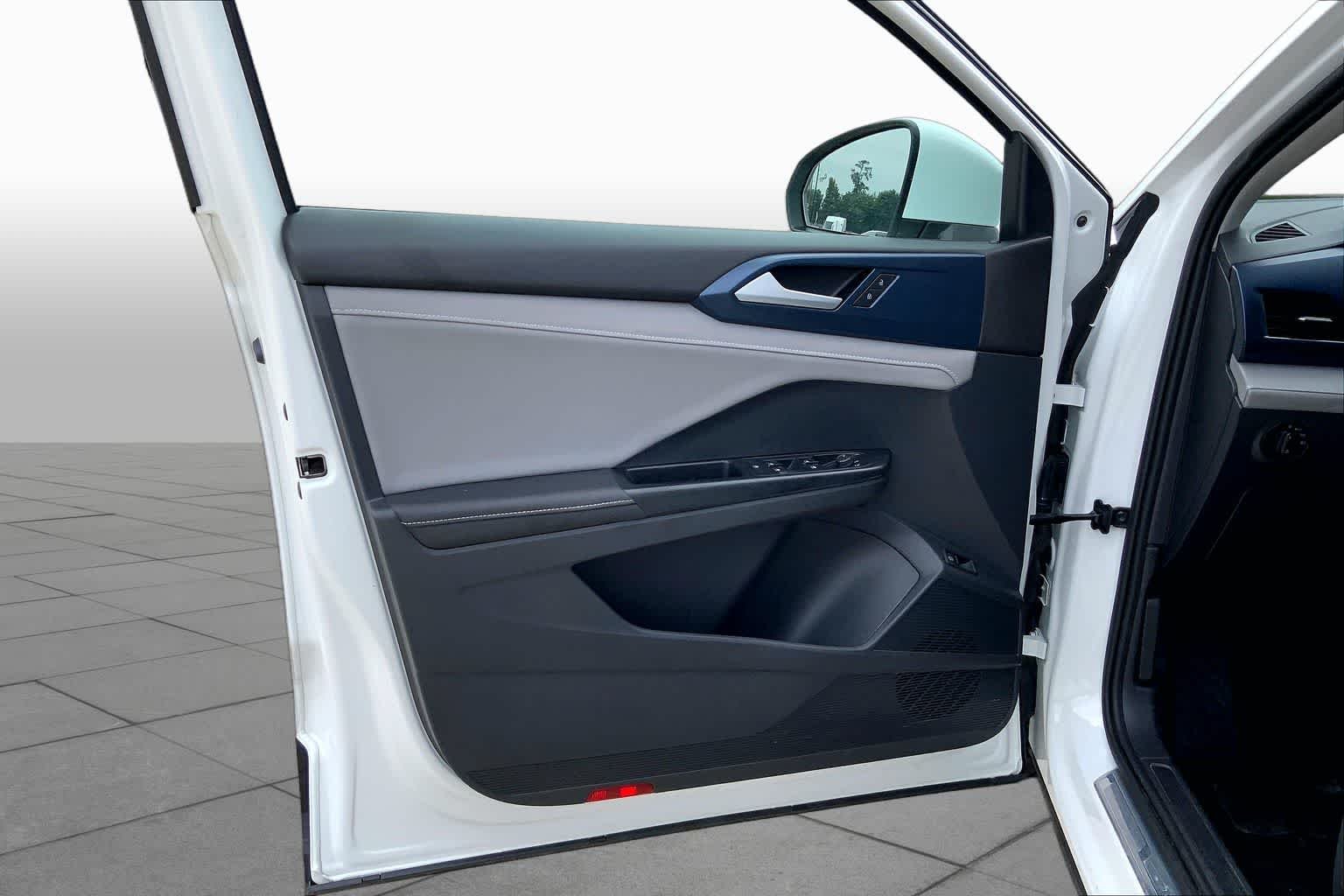 Used 2024 Pure White Volkswagen SE image 21