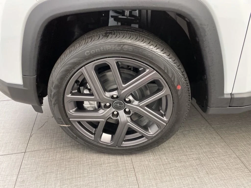 New 2026 White Jeep Latitude image 8