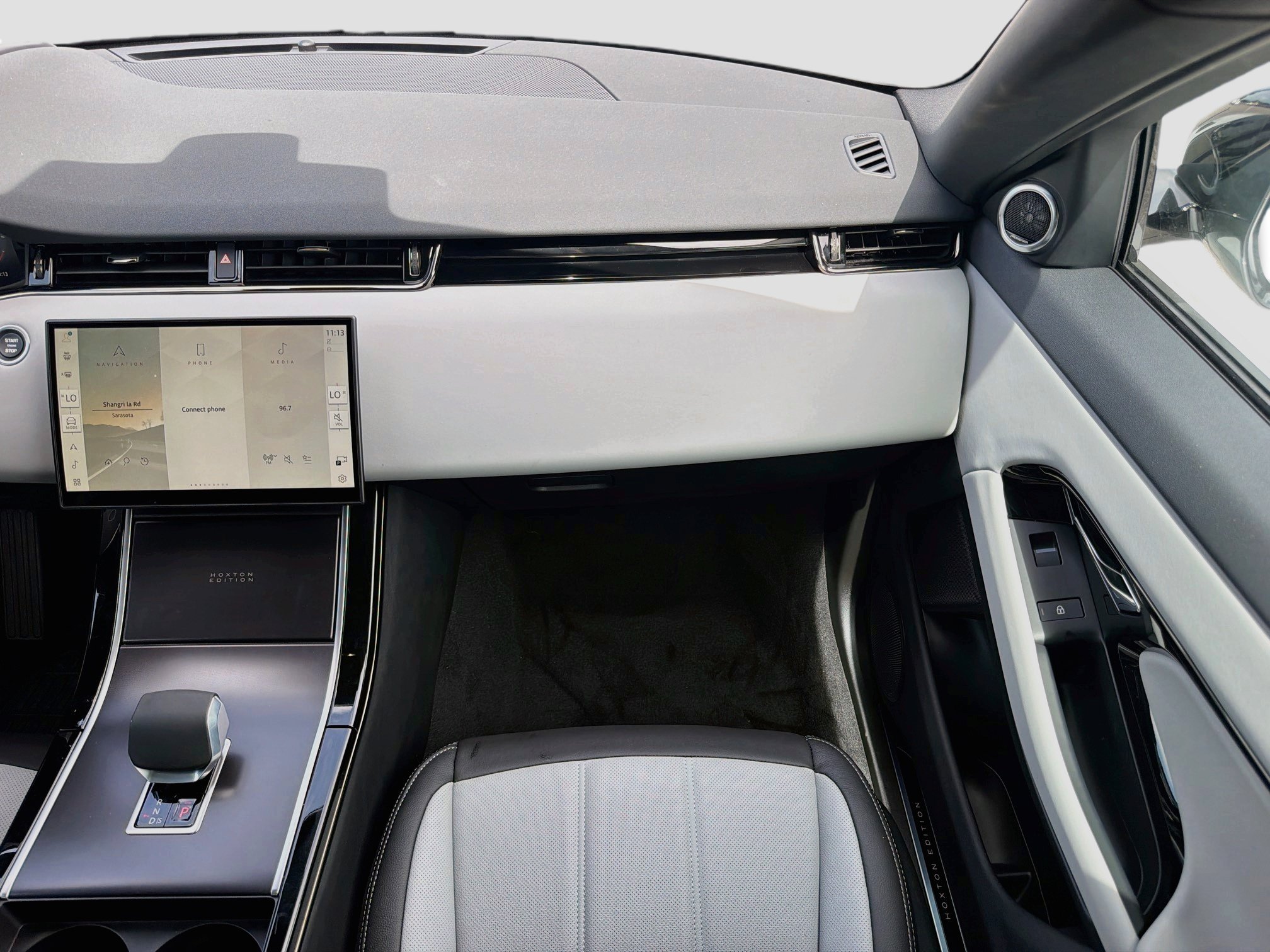 New 2026 Ostuni Pearl White Land Rover Hoxton Edition image 18