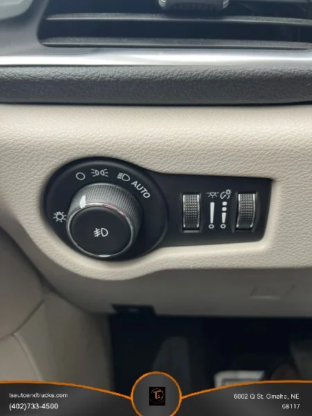Used 2018 White Chrysler Limited Minivan 4D image 20
