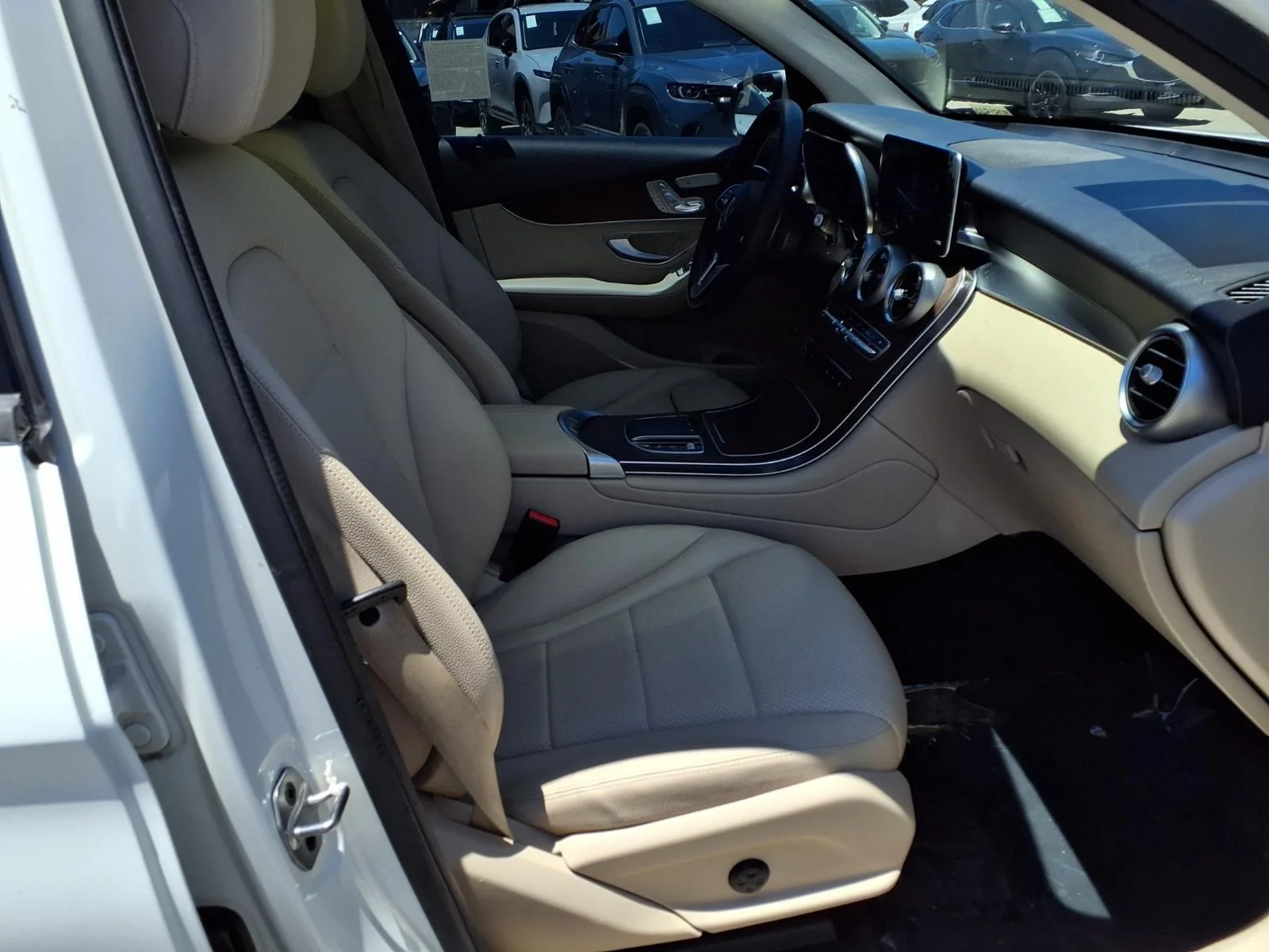 Used 2022 White Mercedes-Benz GLC 300 image 24