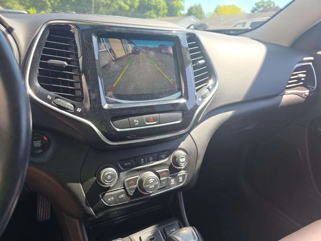 Used 2019 White Jeep Limited image 4