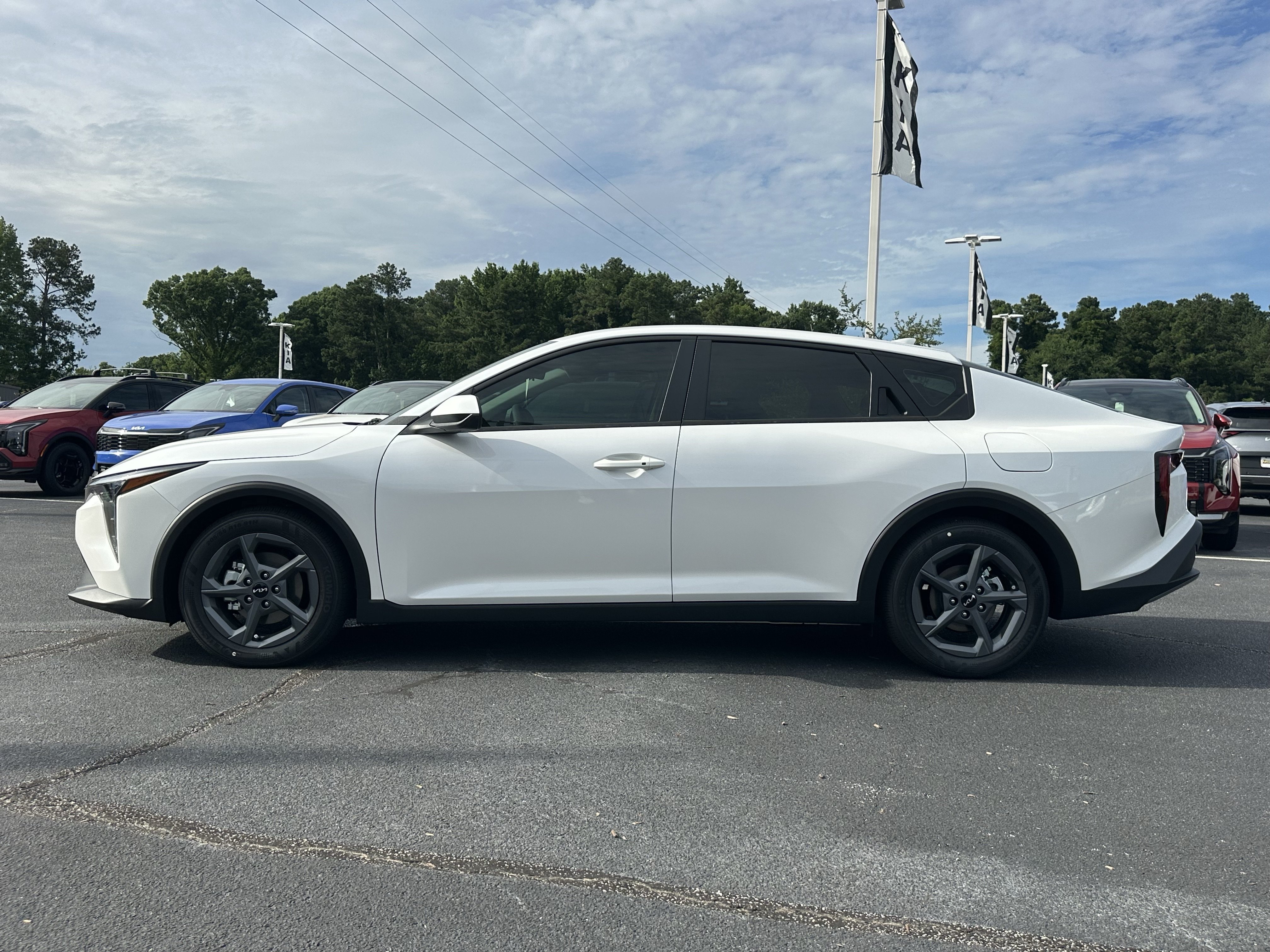 New 2026 Snow White Pearl Kia LXS image 5