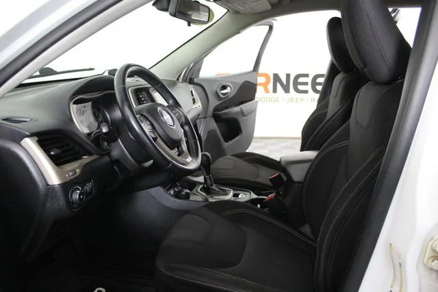 Used 2015 White Jeep Latitude image 17