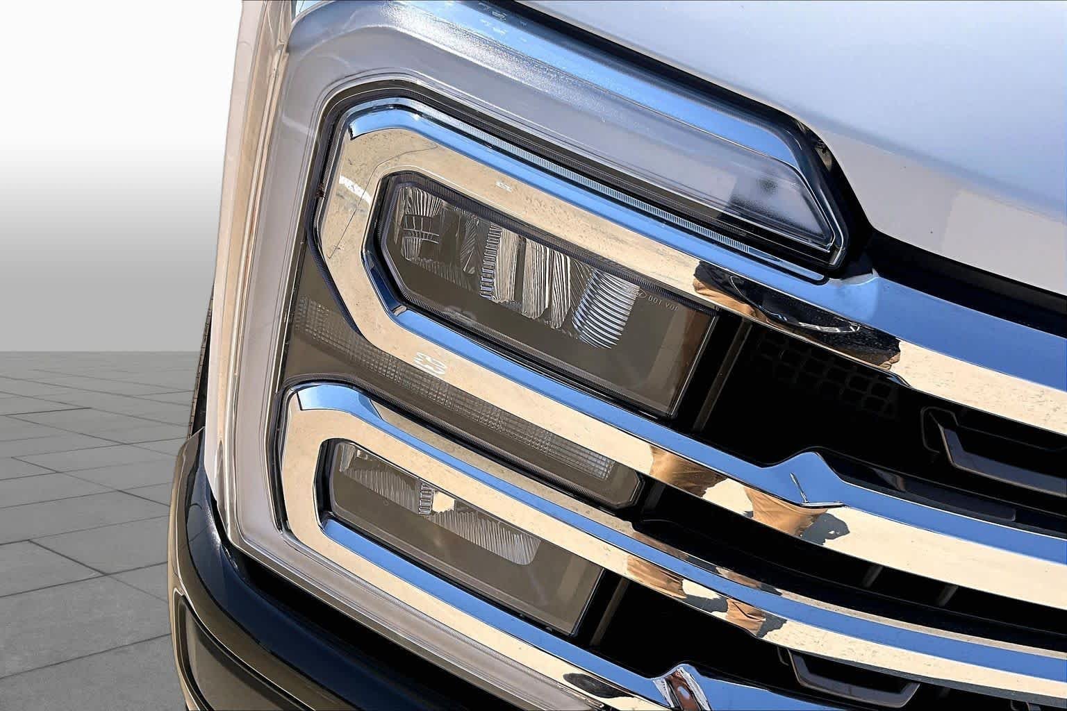 Used 2025 Star White Metallic Tri-Coat/Darkened Bronze Ford King Ranch image 28