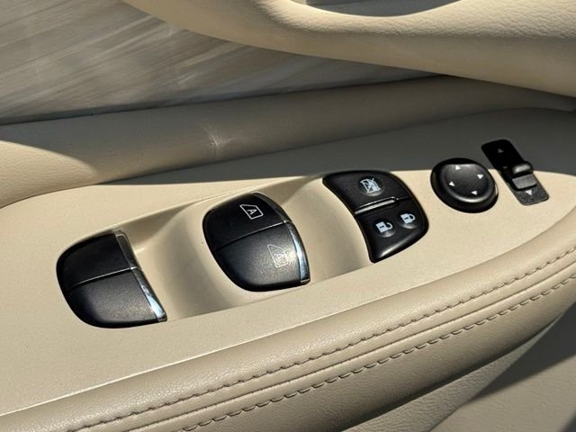 Used 2018 White Nissan SL image 19