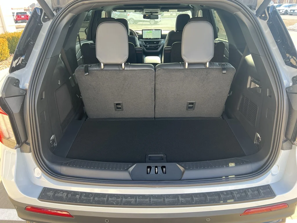 2026 Ford Explorer ST - Photo 10