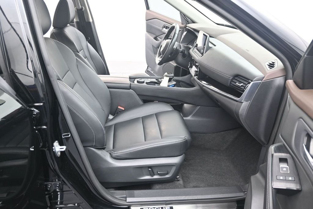 Used 2023 Black Nissan SL image 17