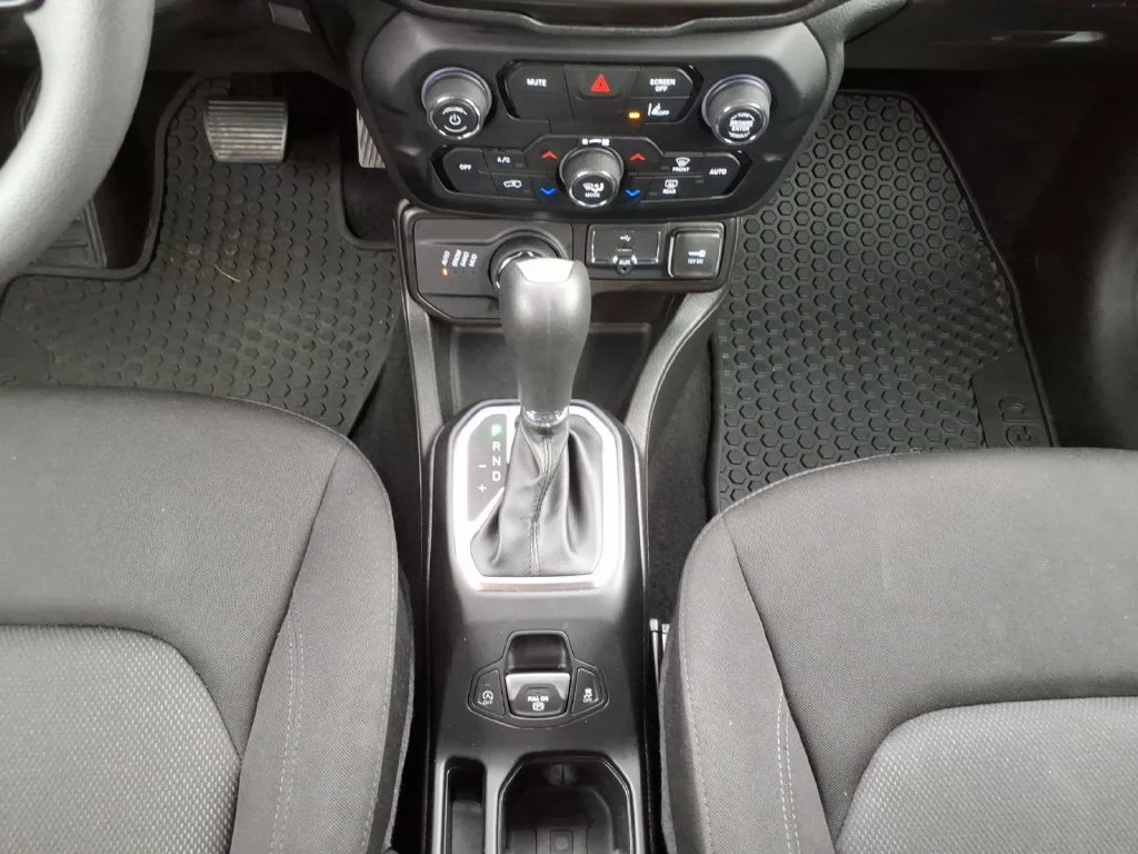 Used 2023 White Jeep Latitude image 17