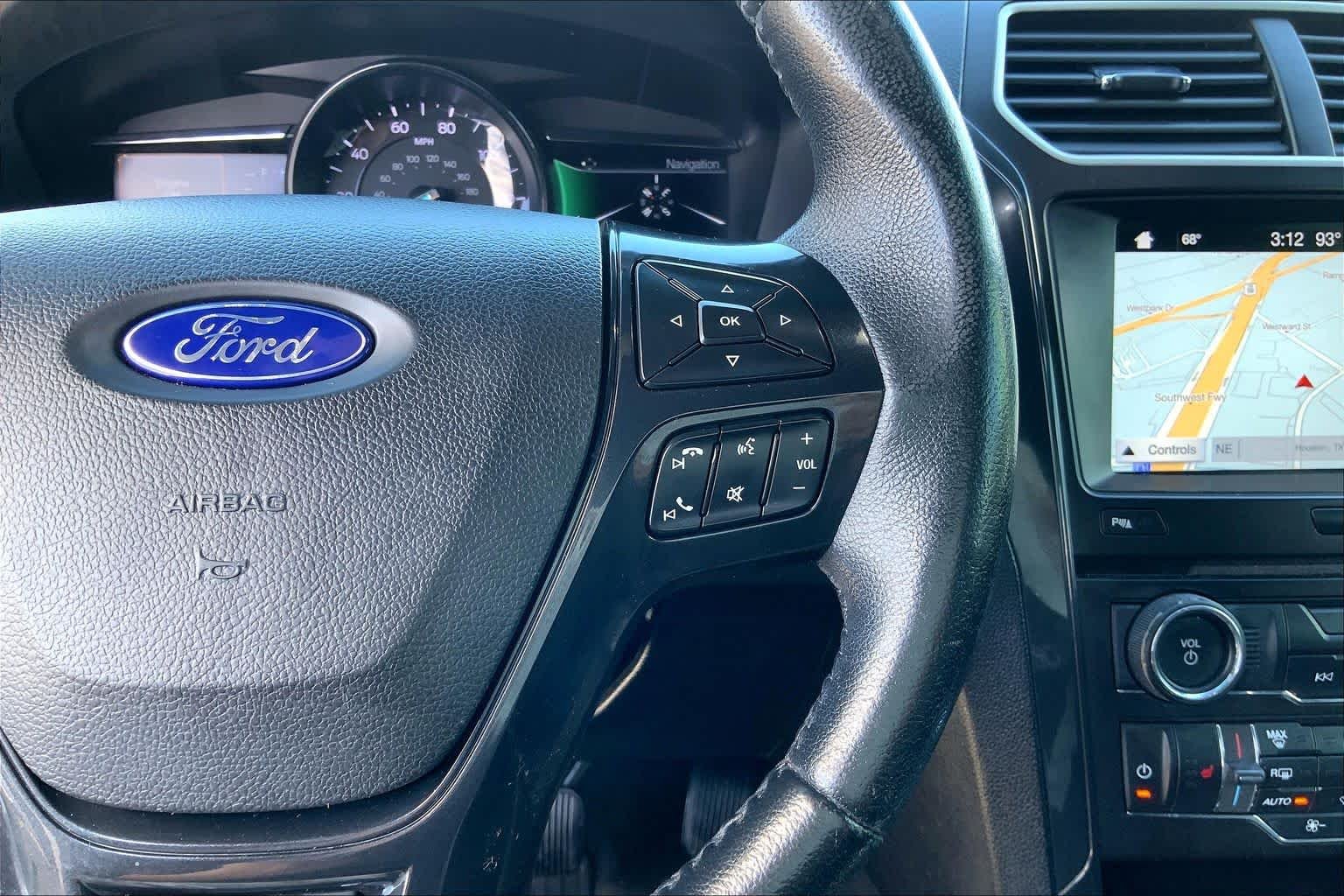 Used 2017 White Platinum Metallic Tri-Coat Ford XLT image 25