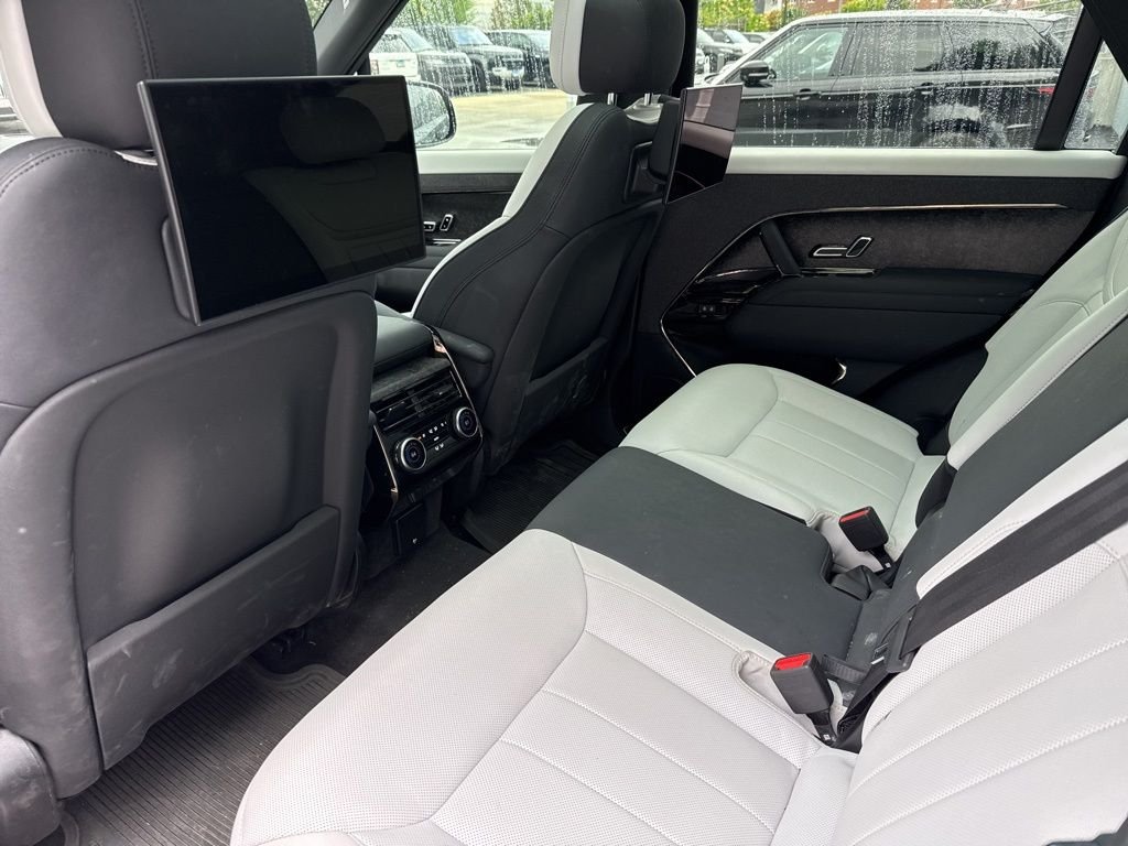 Used 2023 Black Land Rover SE Dynamic image 16