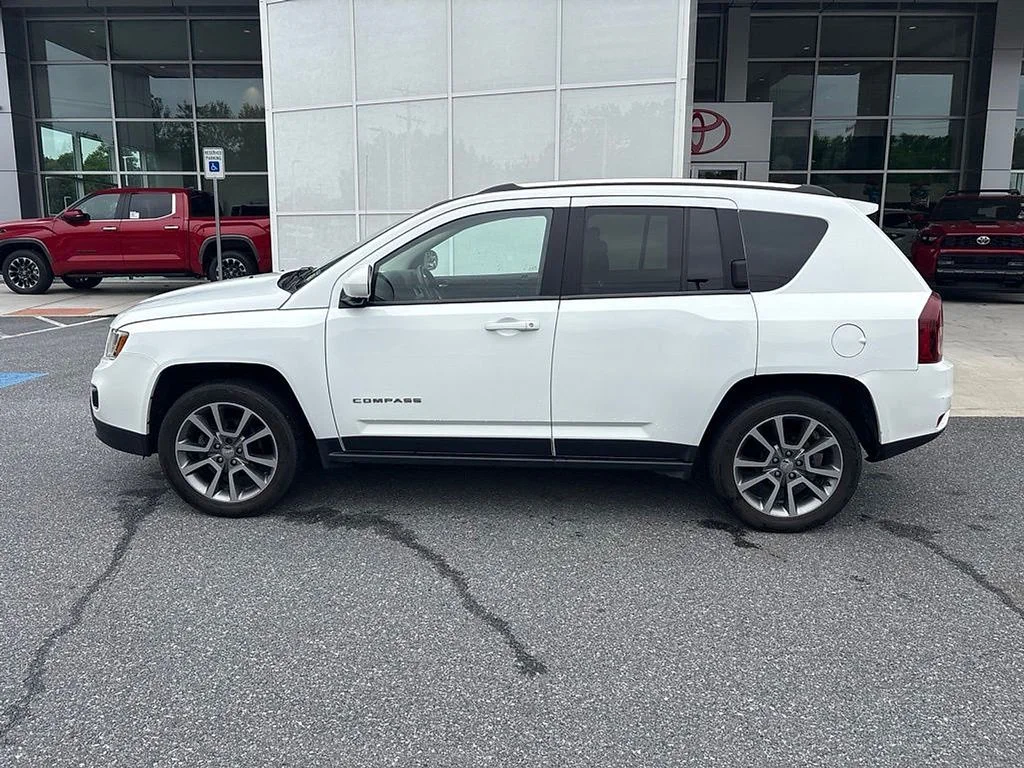 Used 2017 White Jeep Latitude image 4