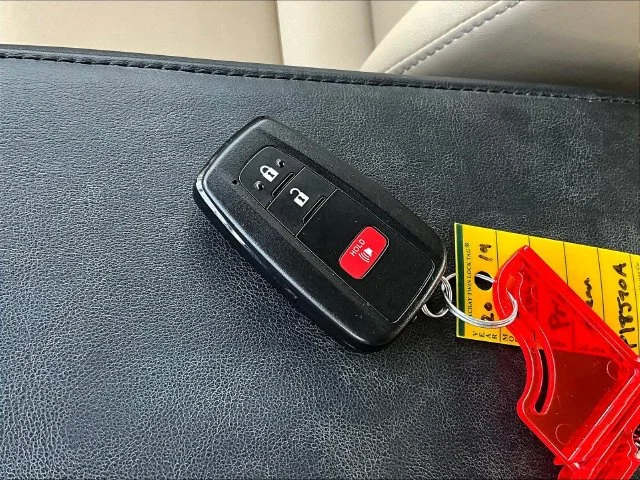 Used 2019 Beige Toyota XLE image 39