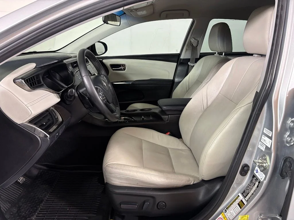 Used 2018 Silver Toyota XLE image 16