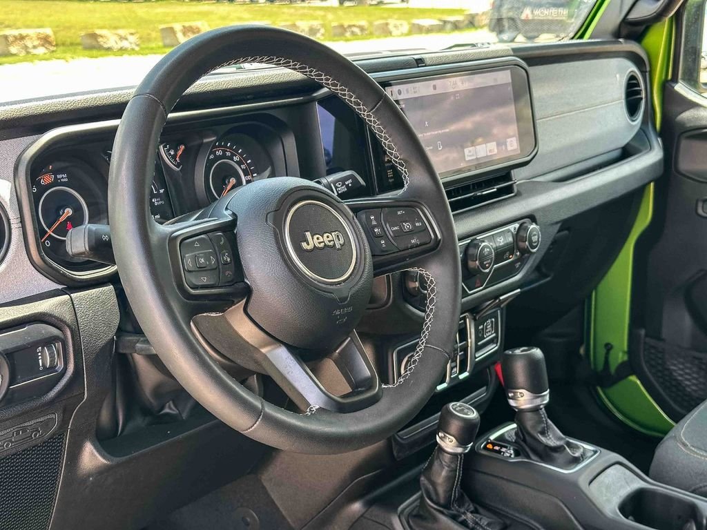 Used 2025 Green Jeep Sport S image 12