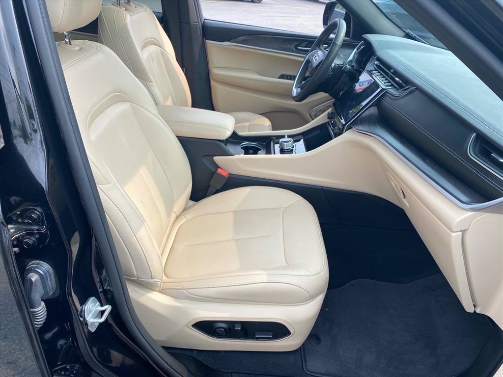 Used 2025 Diamond Black Crystal Pearlcoat Jeep Limited image 27