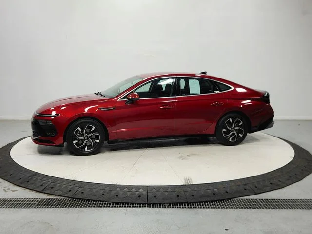 Used 2025 Red Hyundai SEL image 5