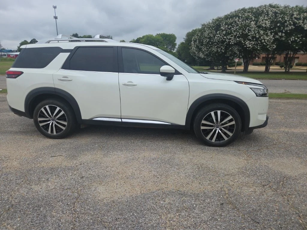 Used 2023 White Nissan Platinum image 10
