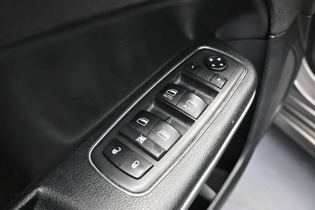 Used 2020 Granite Crystal Metallic Clearcoat Chrysler S image 27