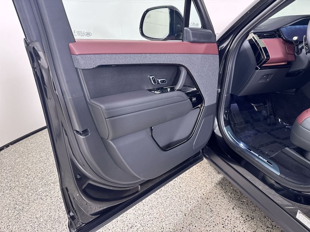 New 2027 Santorini Black Land Rover Dynamic SE image 13