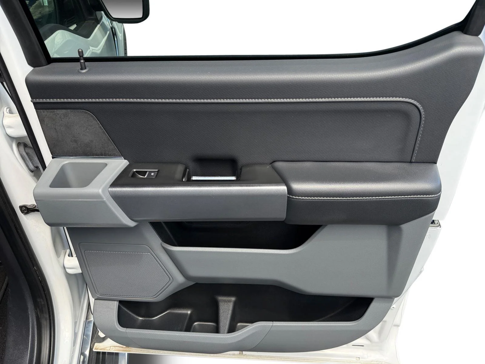 Used 2024 Oxford White Ford XLT image 22