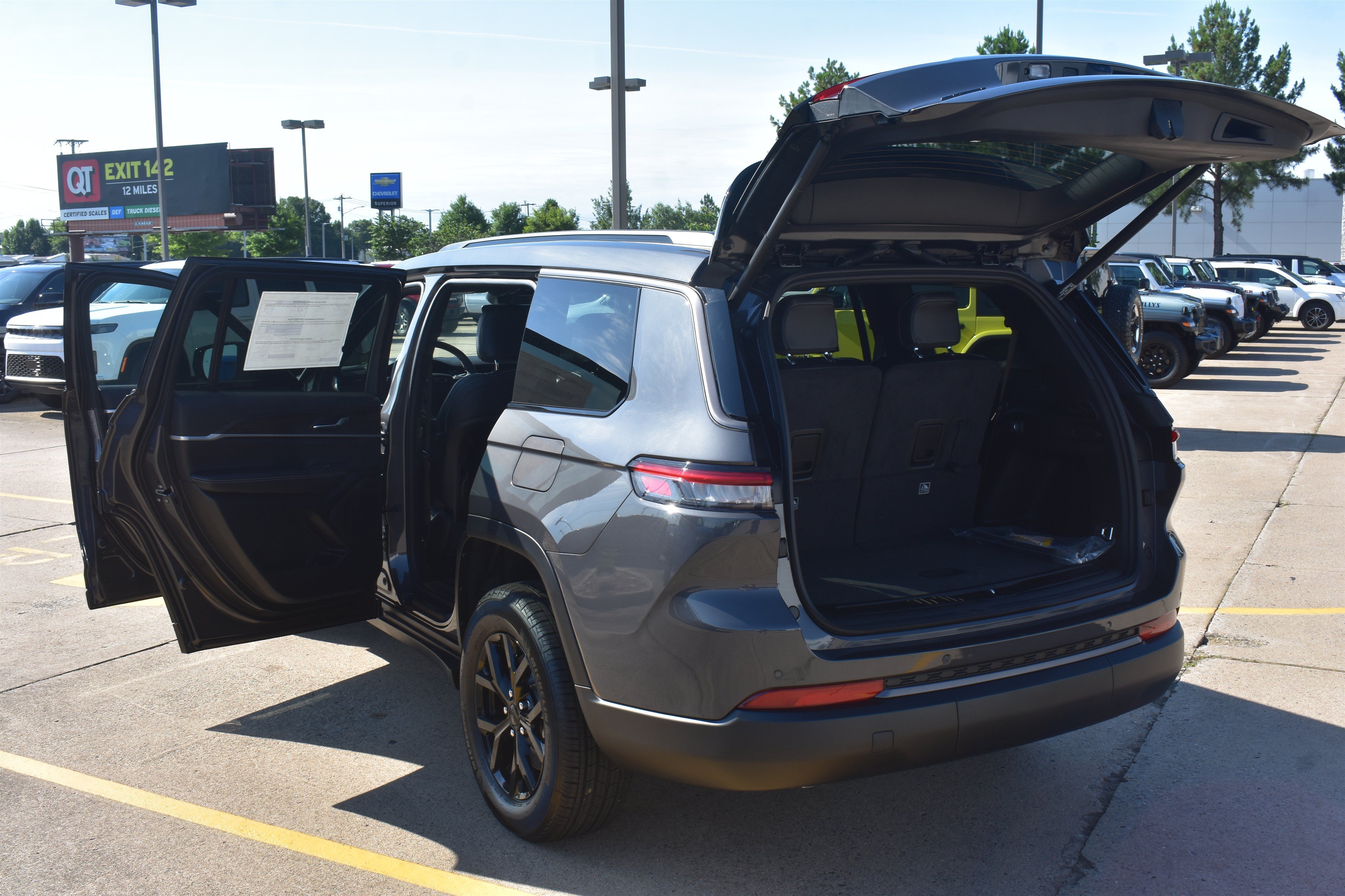 New 2026 Baltic Gray Metallic Clear-Coat Exterior Paint Jeep Laredo Altitude image 17