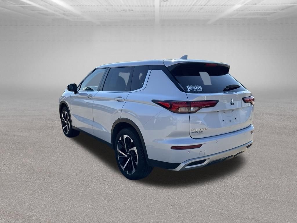 Used 2023 White Diamond Mitsubishi SE image 3