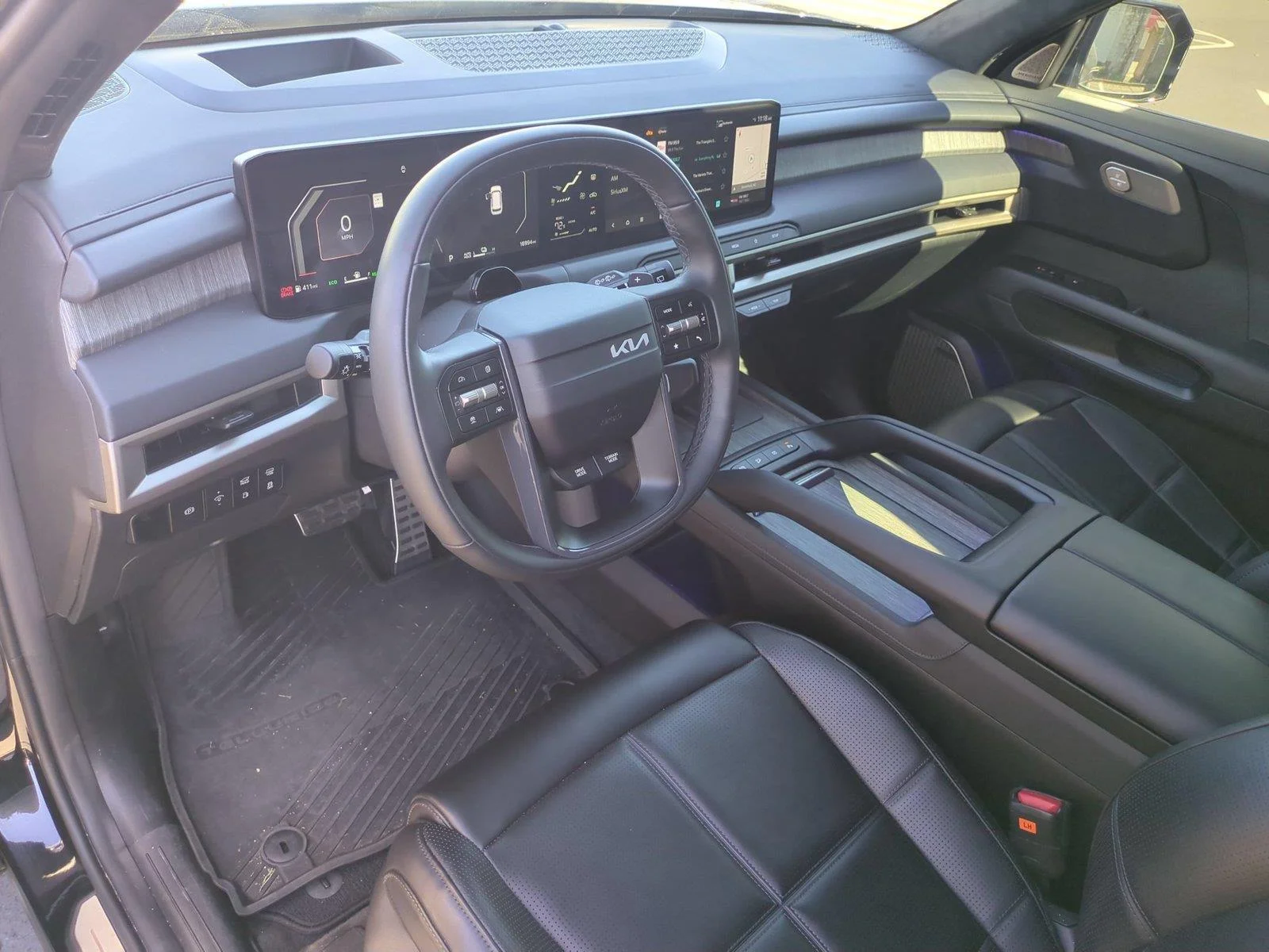 Used 2027 EBONY BLACK KIA  image 18