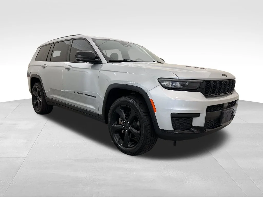 Used 2021 Silver Jeep Altitude image 7