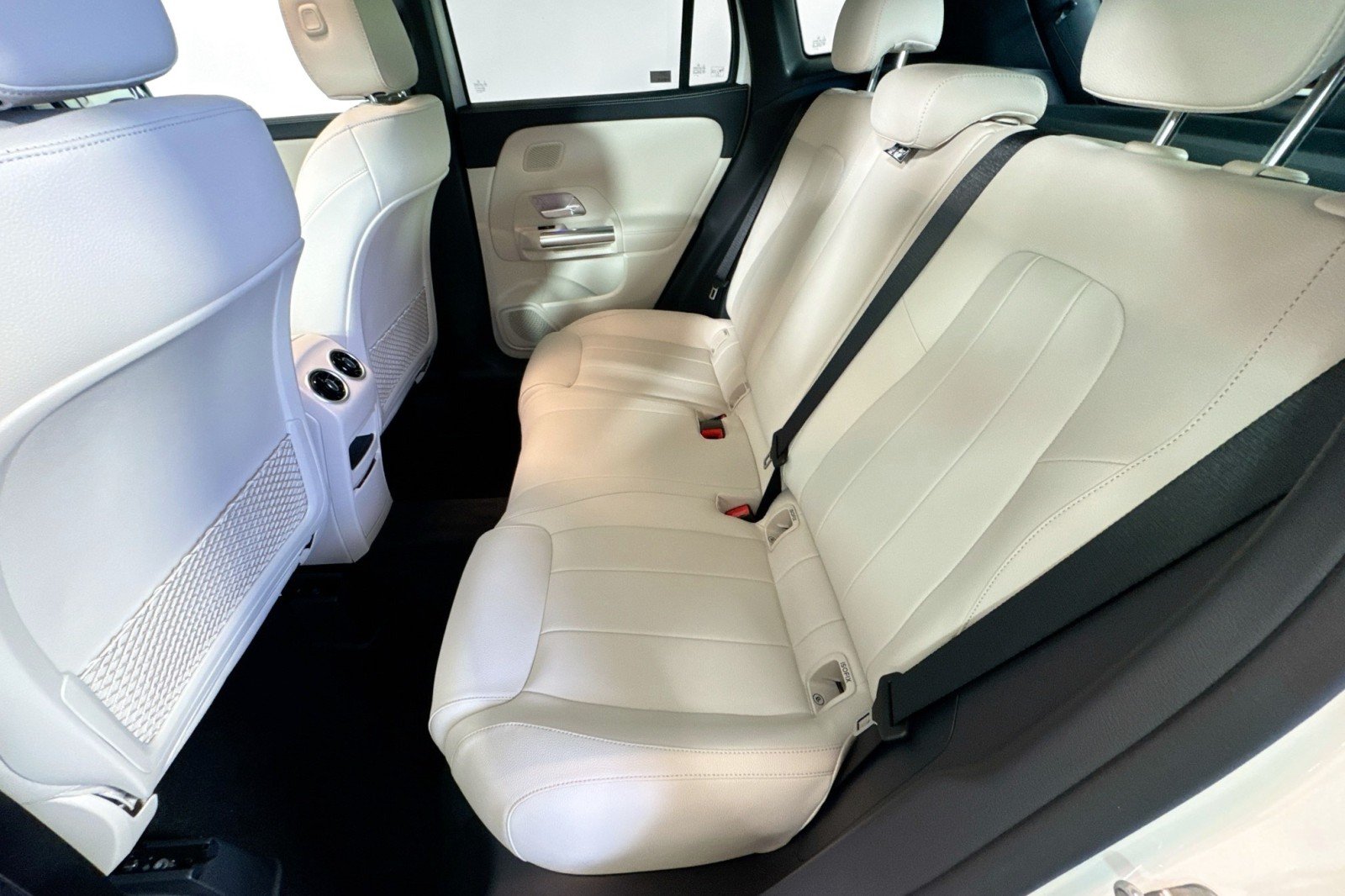New 2026 Polar White Mercedes-Benz GLA 250 4MATIC® SUV image 22