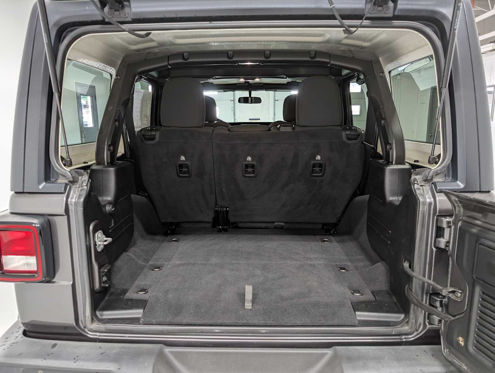 Used 2021 Granite Crystal Clearcoat Metallic Jeep Unlimited Willys image 34