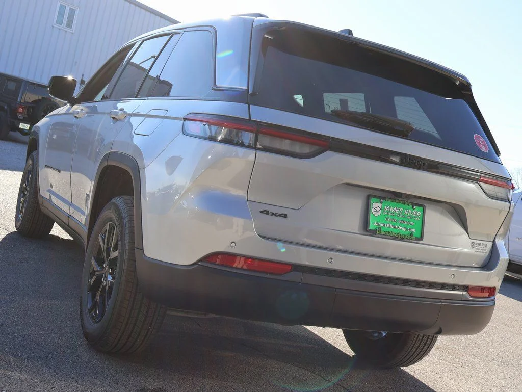New 2026 Silver Zynith Exterior Paint Jeep Altitude image 3