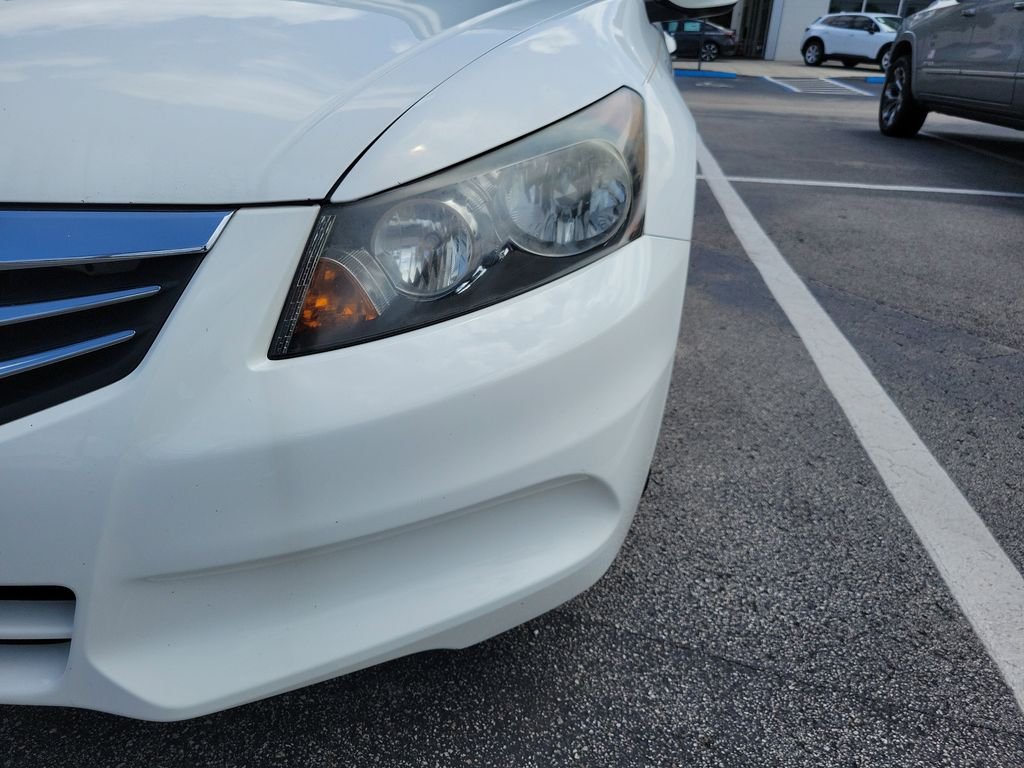 Used 2012 White Orchid Pearl Honda SE image 6