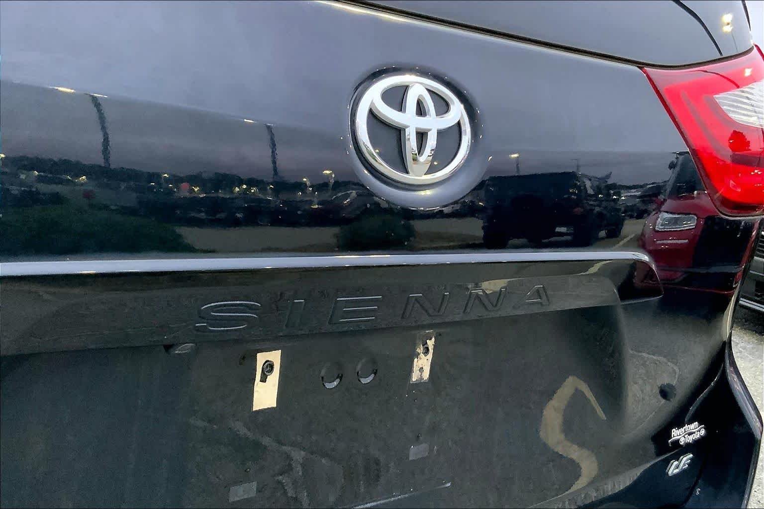 Used 2018 Midnight Black Metallic Toyota LE Auto Access Seat image 28