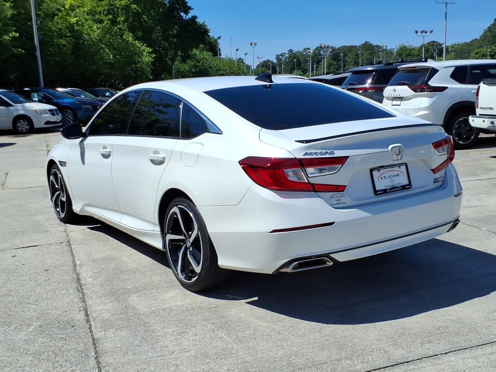 Used 2022 Platinum White Pearl Honda Sport SE image 9