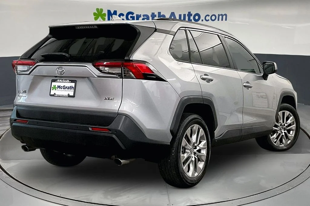 Used 2019 Silver Toyota XLE Premium image 16