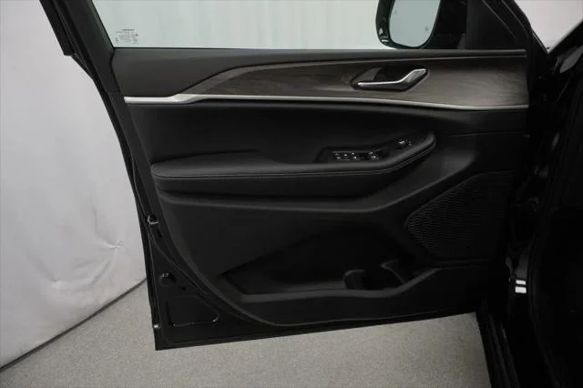 New 2026 Diamond Black Crystal Pearl-Coat Exterior Paint Jeep Laredo image 3